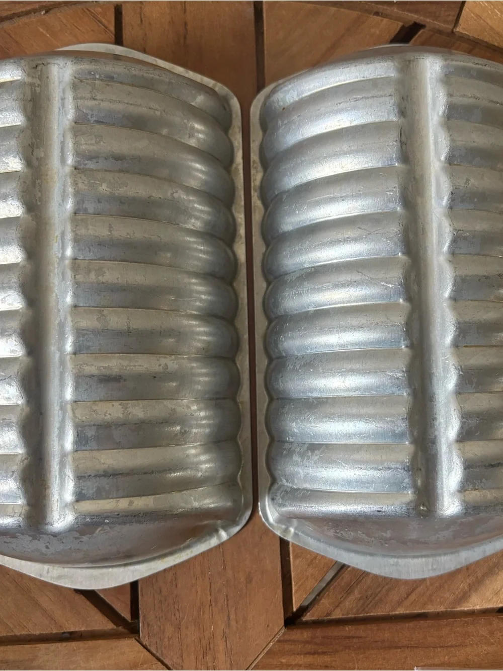 2 Vintage Aluminum Ribbed Loaf Pan Set 8”x4.5”